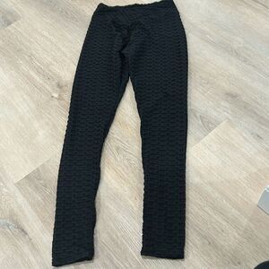 TikTok viral honeycomb scrunch butt leggings - size medium - black